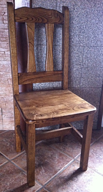 Silla de madera con patas torneadas asiento de madera.